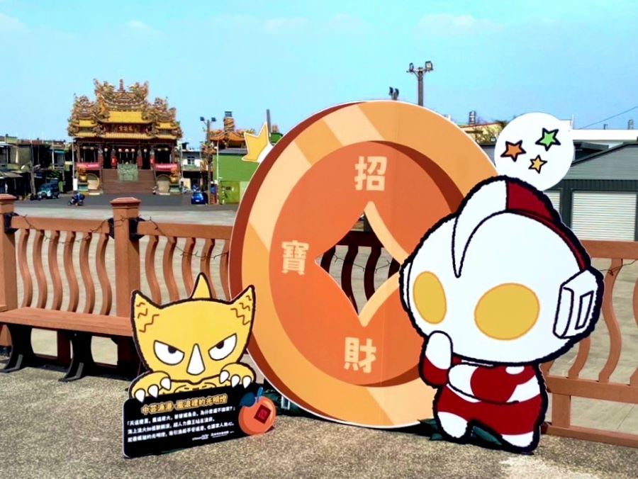 ▲設置於中芸漁港景觀平台的立牌，象徵英雄化身「光明燈」指引漁船平安歸來。