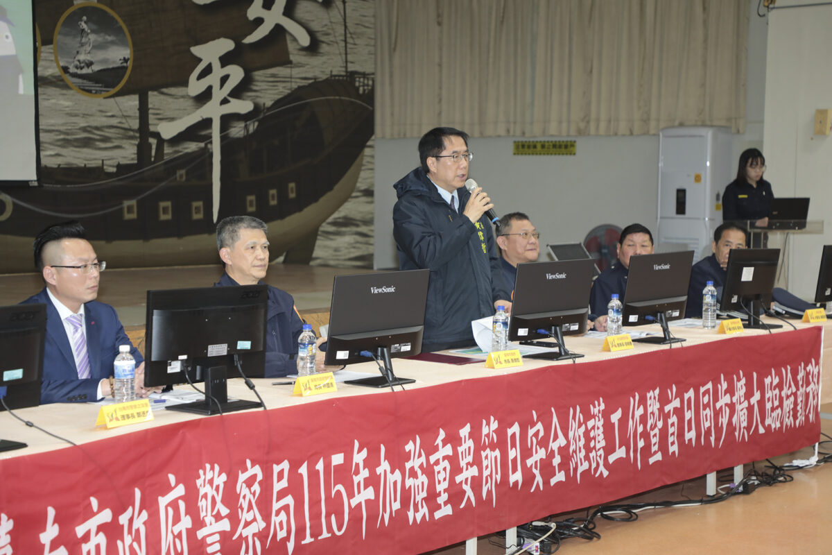▲南市今晚展開春節前安全維護工作,黃市長特別前往慰勉員警。