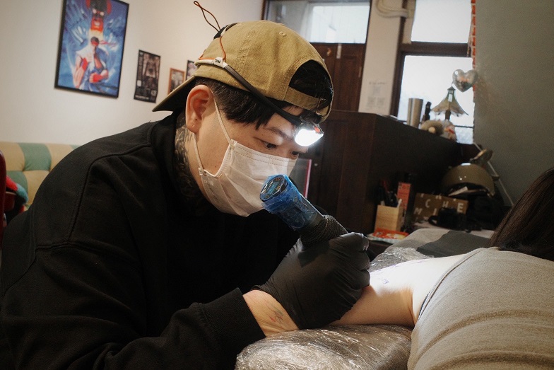 ▲台灣最有溫度的「527刺青室」鍾幸容,她透過環島刺青、救援浪浪、更透過刺青療癒他人。