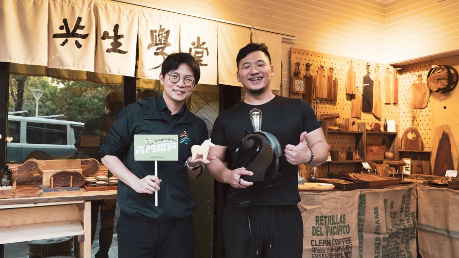 ▲青年局長林楷軒(左)參訪青創品牌「共生學堂」,與負責人張晏睿(右)交流木雕創作歷程與創業心得。