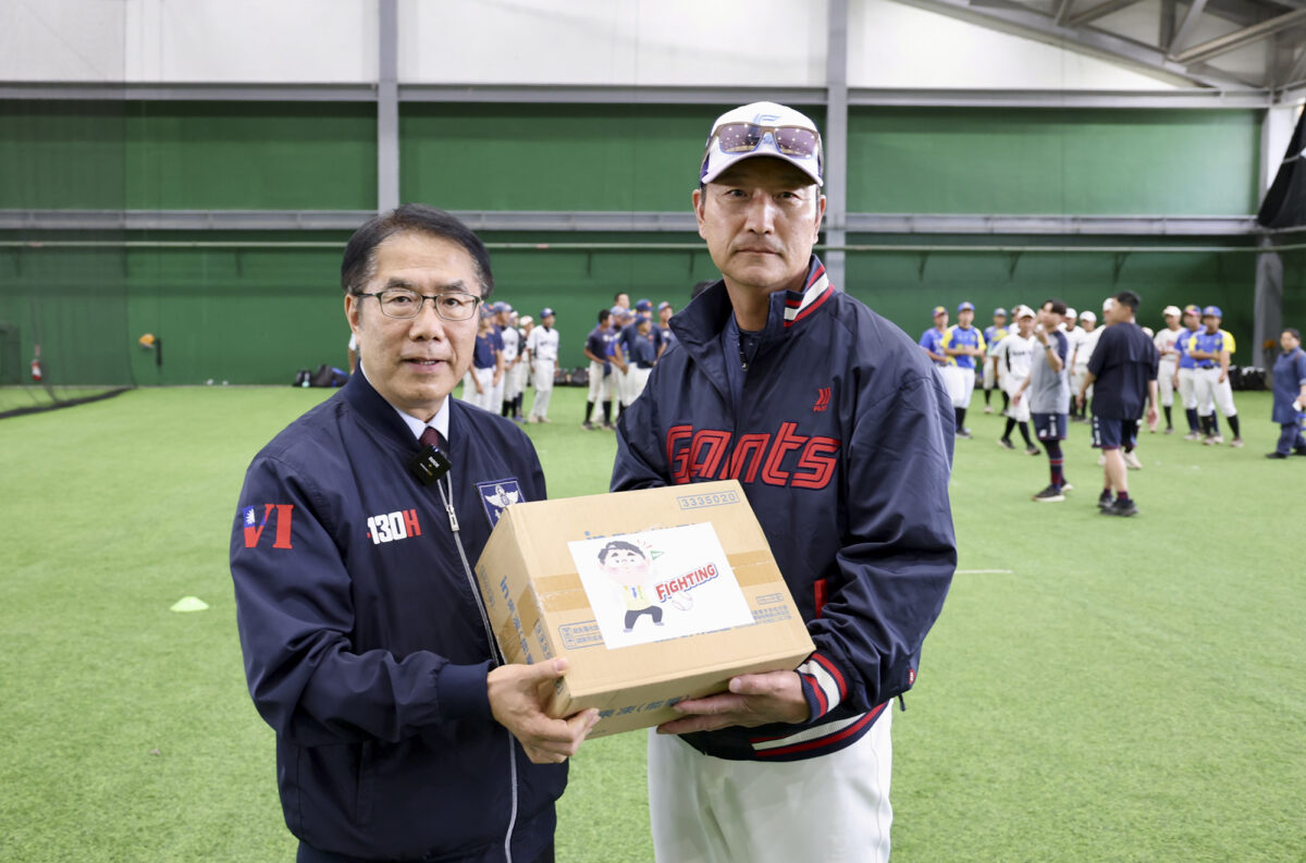 ▲黃偉哲市長贈送樂天巨人姜錫千首席教練補給能量飲料。