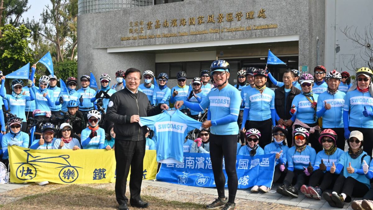 ▲雲嘉南濱海國家風景區管理處徐振能處長致贈車衣給70位退休人士,「快樂車隊」正式成立!一同感受雲嘉南濱海鳥類、潮間帶生態、鹽業文化、王爺信仰的豐富底蘊。