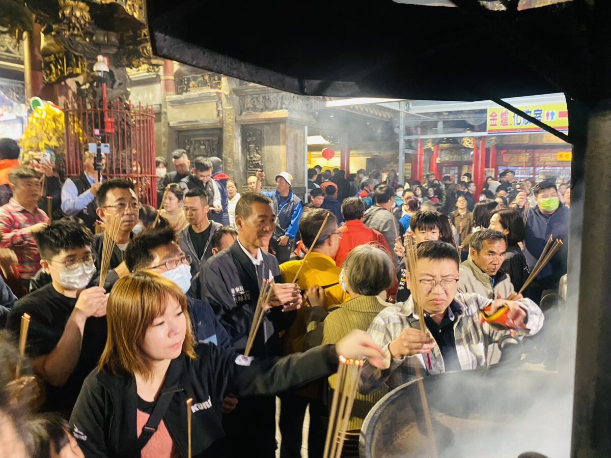 ▲廟門開啟後，由董監事團隊帶領信眾依序入廟插香祈福。（記者蘇峯毅攝）