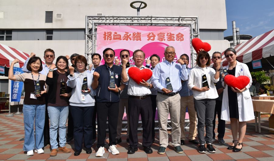 ▲園管局高屏分局林崑木秘書（左5）與瑞儀光電、台虹、全台、三井、日東電工、博士電子、華東科技、新盛力、晶傑達、華新科技、典範半導體、同愛會、民生醫院、台糖高雄分公司等14家園區企業代表合影。
