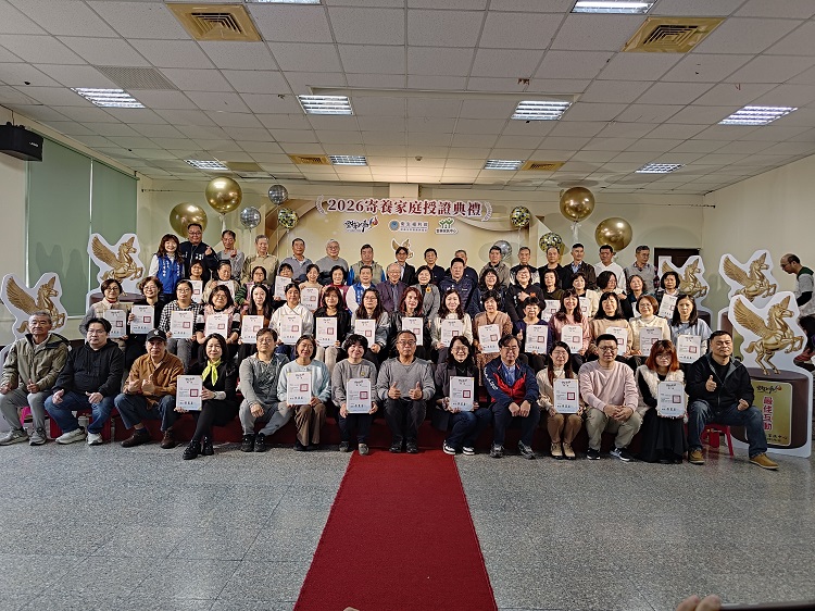 ▲寄養家庭授證典禮，雲林縣長張麗善(中)、家扶主委陳燦勲(後左四)、社會處長林文志(後右四)、縣議員黃美瑤(後右二三)、張嘉郡丁學忠立委副主任林書玄(後右一)、黃凱議長助理黃鳳(後左三)與珈珈老師(後右二)團隊，一起給予家養家庭肯定，並邀請社會愛心一起加入寄養行列。(記者劉春生攝)