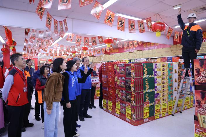 春節前夕張麗善率隊消防安全聯合訪查　守護鄉親消費安全