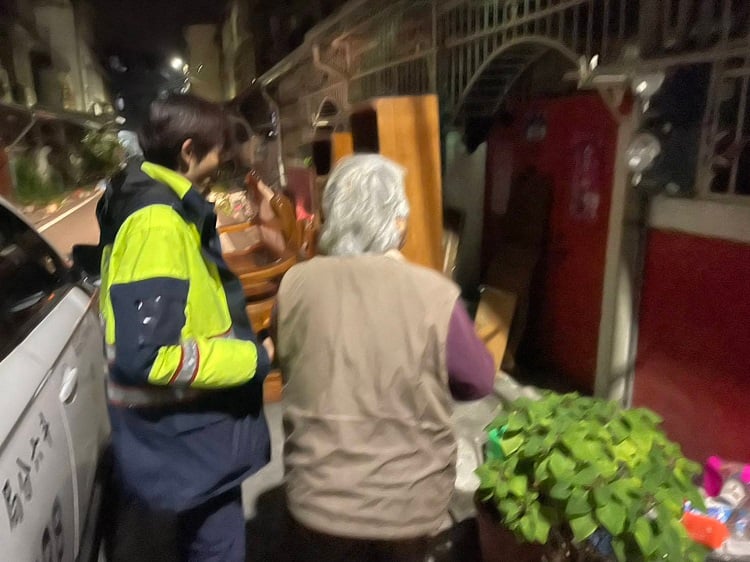 深夜街頭一抹暖光　斗六警守護迷路老婦安全回家