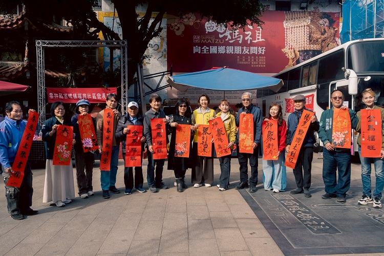 ▲金馬迎春慶太平,福興宮攜手藝術家揮毫送春聯。(記者劉春生攝)