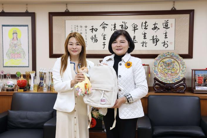 ▲國際崇她雲林社捐贈50個背包及5萬元經費,支持「兒少暖心小行囊計畫」推動。(記者劉春生攝)