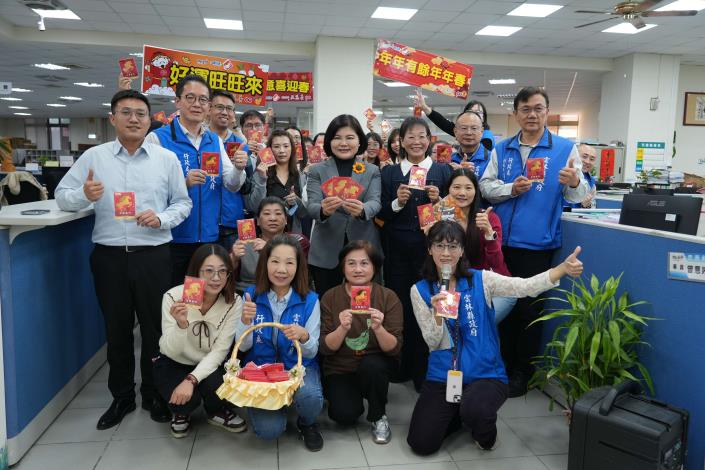 ▲縣長張麗善發送福袋祝福縣府同仁馬上幸福。(記者劉峻文攝)
