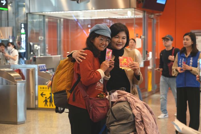 高鐵雲林站暖心迎春　張麗善發送福袋賀新年