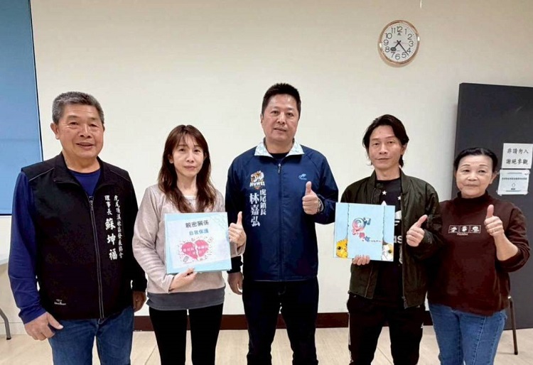 ▲由左至右-頂溪社區理事長蘇坤福、蘇亞甄小姐、虎尾鎮長林嘉弘、蘇聖傑先生共同發表2本性別平等主題繪本扎根社區初級預防工作。(記者劉峻文攝)