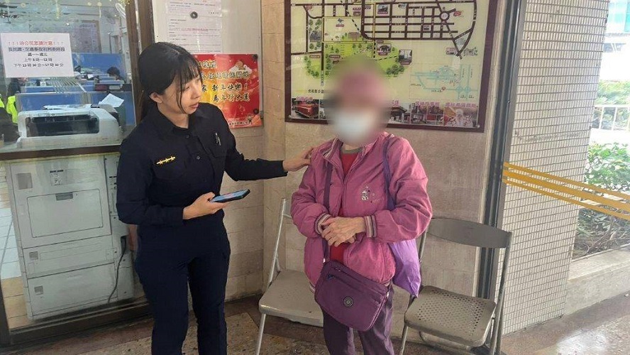 ▲西螺老婦跨鄉探親迷途,虎尾暖警「叫車護送」助團圓。(記者劉峻文攝)