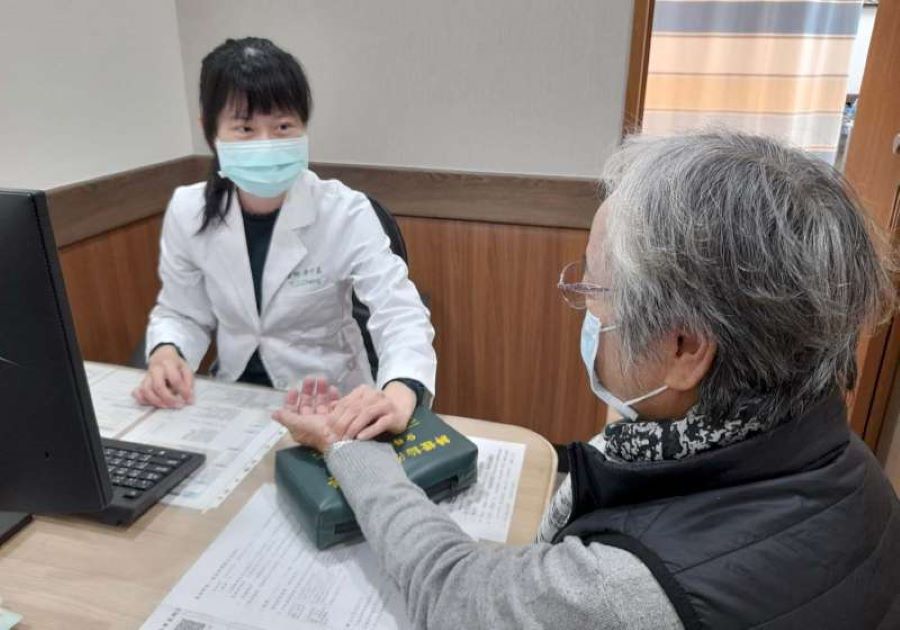 ▲高市聯醫中醫科鄭宇眞醫師透過四診辨證，針對長輩個別體質提供調理建議。