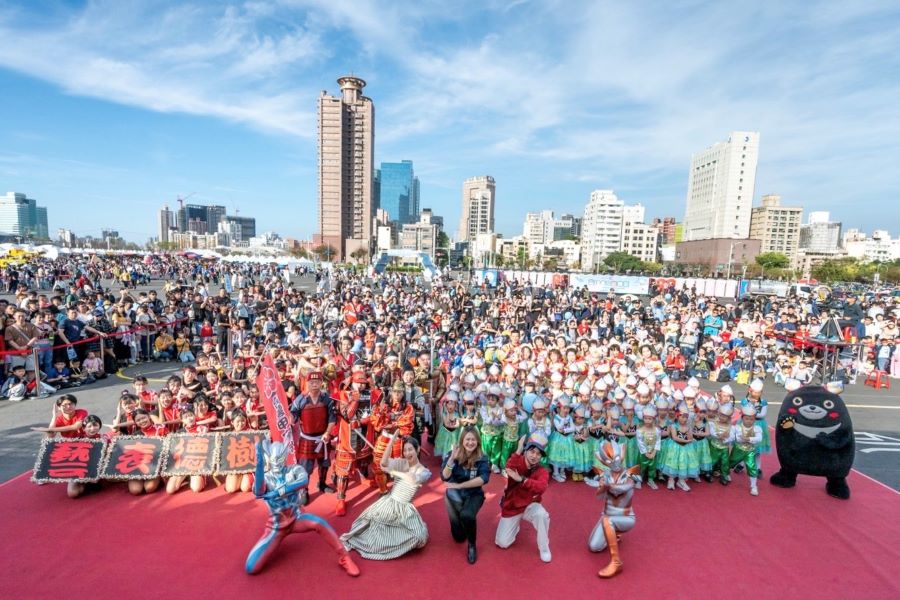 ▲「閃光召集令」超人力霸王傑洛、葛莉喬、高雄市觀光局長高閔琳、大久保麻梨子夫妻與全場民眾合影。
