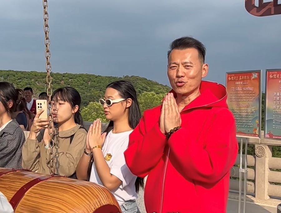 ▲新春鐘響，干戈永息。胡一虎於佛光山合十祈願，為世界祝福和平安樂。
