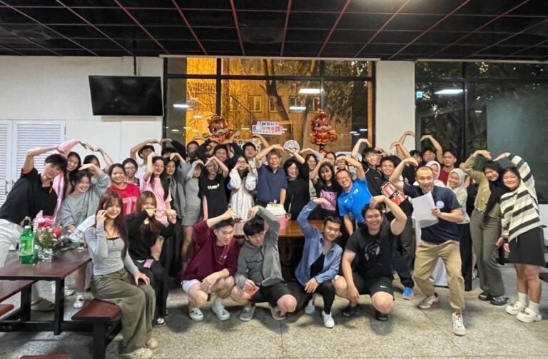 ▲輔英科大舉辦「小年夜餐會暨二月份慶生餐會」，讓僑生感受過年氛圍。