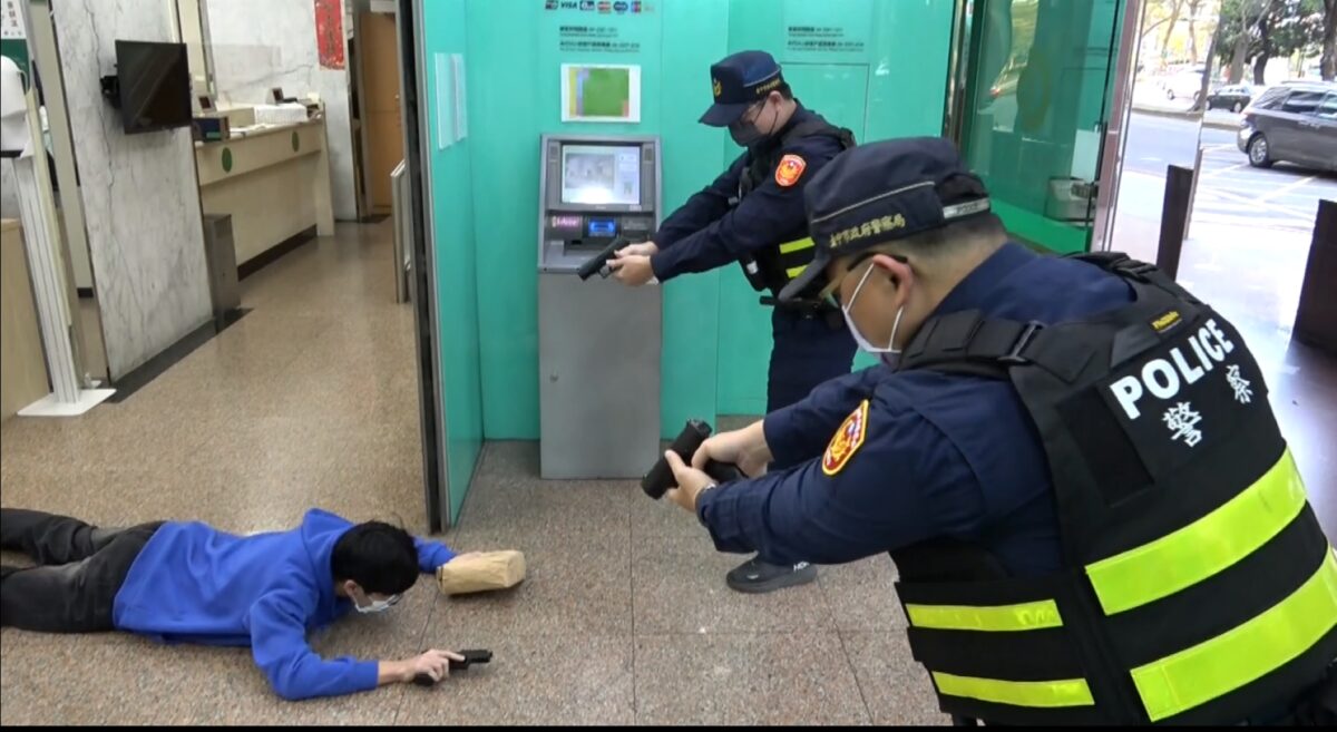 ▲「致命開關」一發，迅速到場的警力讓搶匪插翅難飛。