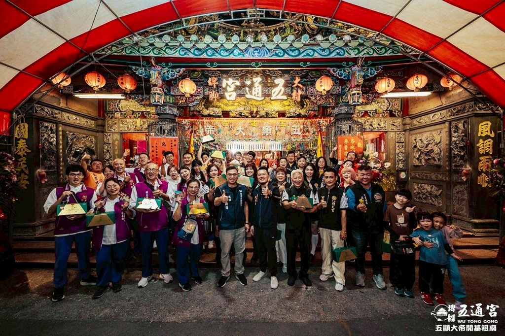 ▲《台灣美廟故事》至今已是全國宮廟實質互動的最大平臺！『小編聯誼會』從一個廟埕，『一廟一宇宙』串連整個台灣。圖為陳建學主編(前排左五)、彰化埤頭五通宮游博程主委(左六)與來自全國各宮廟小編共同合影。