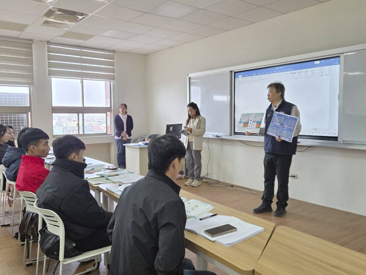 ▲移民署南二站前進中信科大，強化法令與邊境防疫觀念，協助僑外生掌握在臺注意事項。