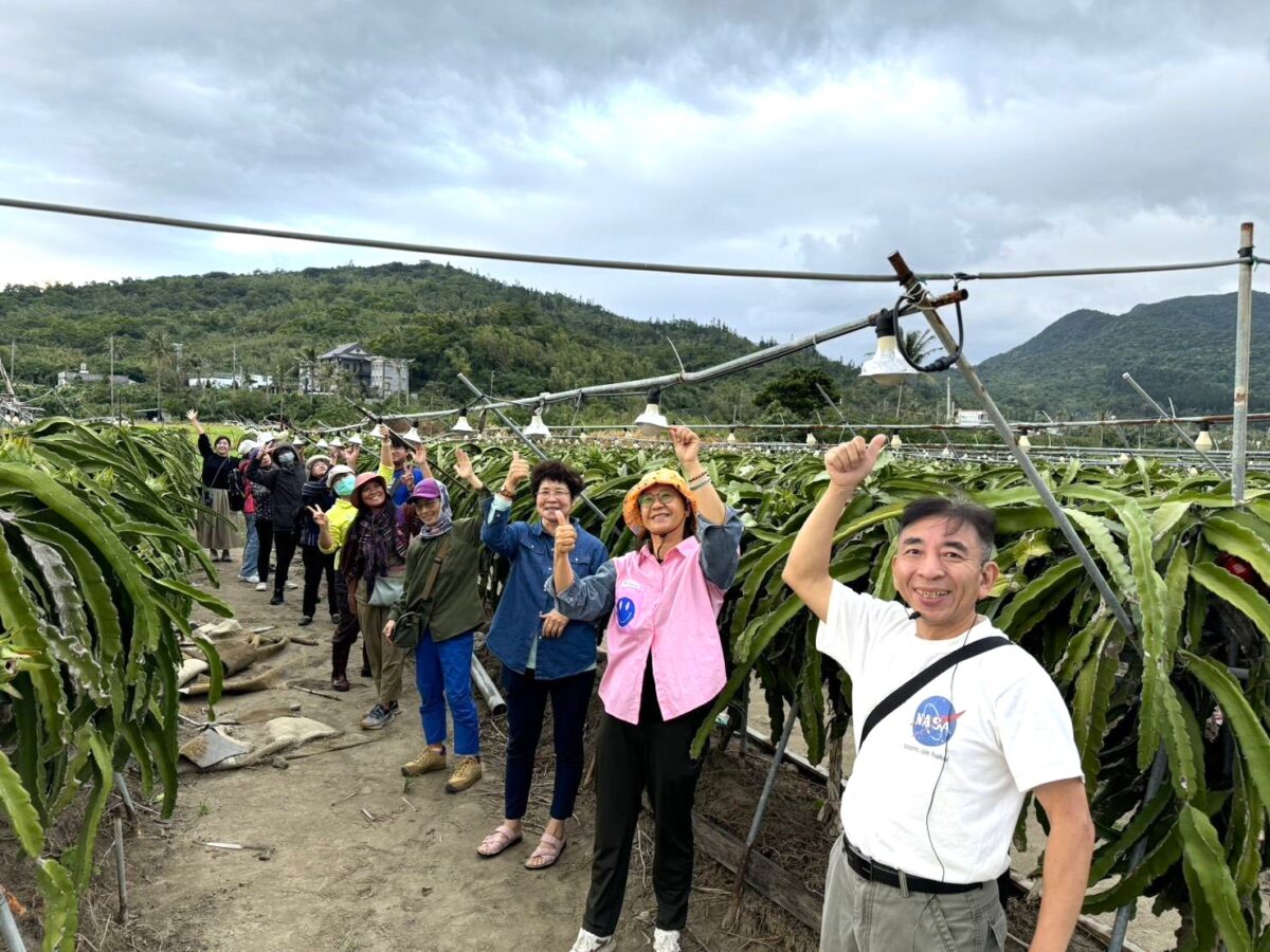 ▲屏東縣推動暗空友善燈具改善,港口村民共同加裝燈罩降低光害。