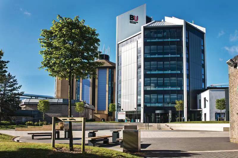 ▲英國姐妹校伯恩茅斯大學(Bournemouth University, BU)校園入口景觀,展現現代化建築與開闊綠意的學習環境。