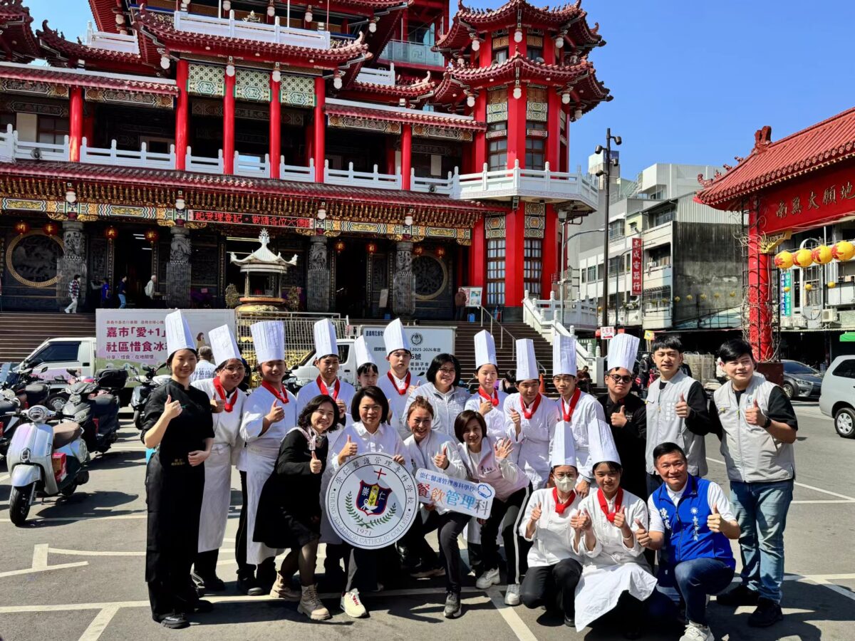 ▲嘉義市長黃敏惠(前排左二)與崇仁餐飲管理科主任呂玟蒨(前排左一),偕同嘉義市多位市議員一同出席活動並合影留念。