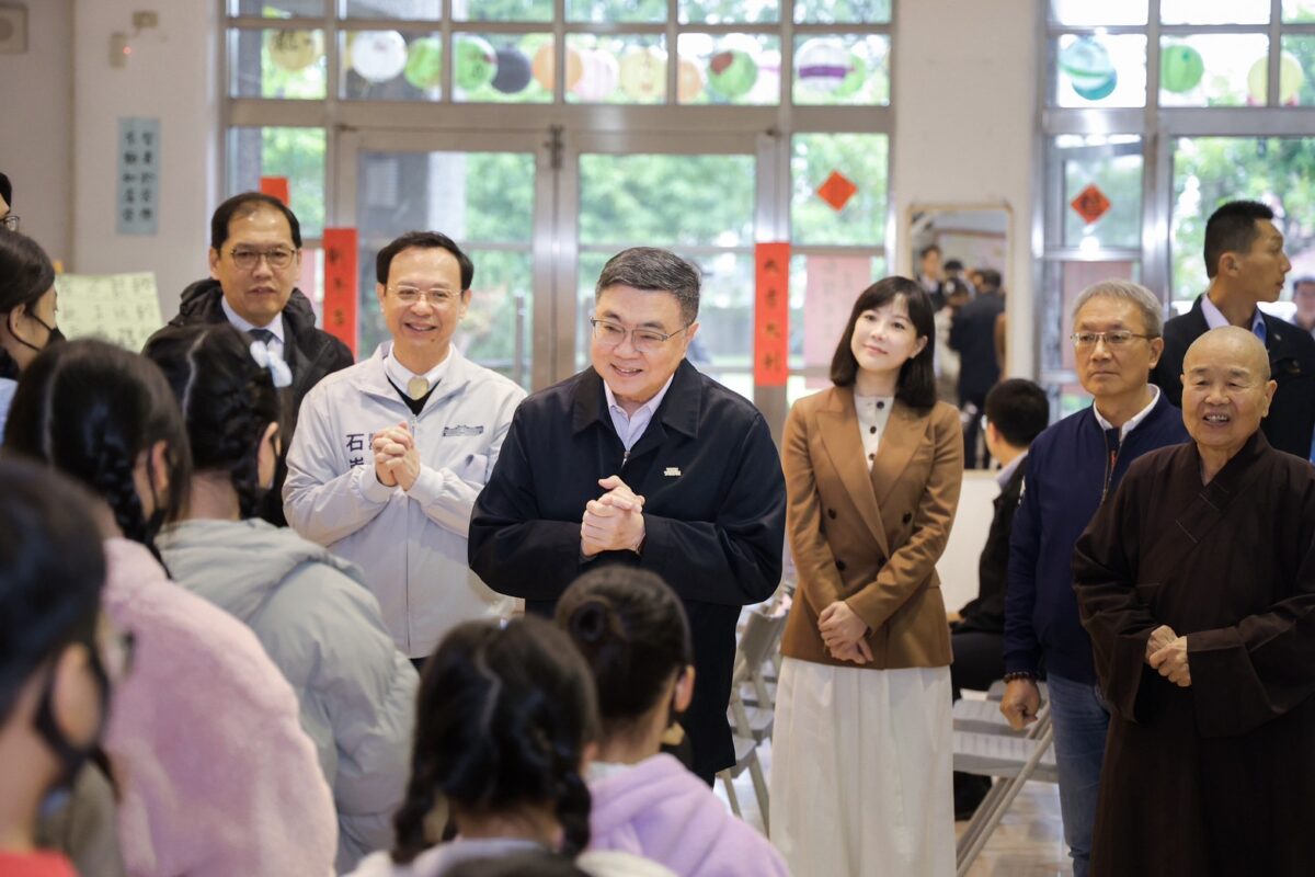▲行政院長卓榮泰(中)由代理縣長林茂盛(右2)等陪同參訪宜蘭幸夫愛兒園。