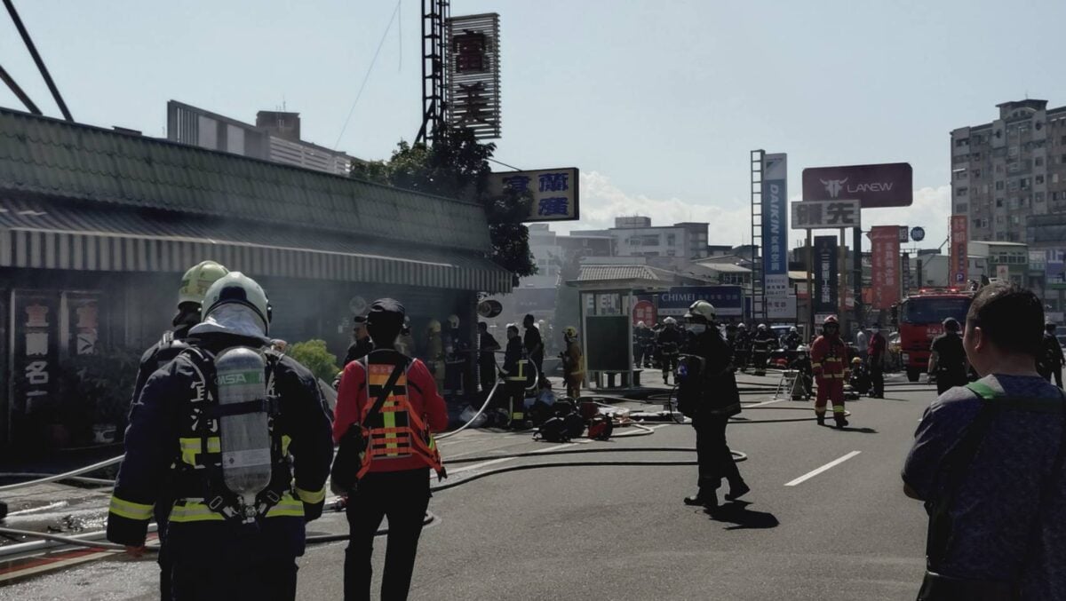 宜蘭綠九市場旁名產店火警　驚嚇採買年貨人潮