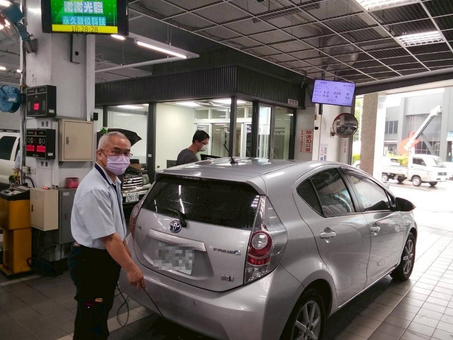 ▲汽車代檢廠檢驗汽車廢氣。