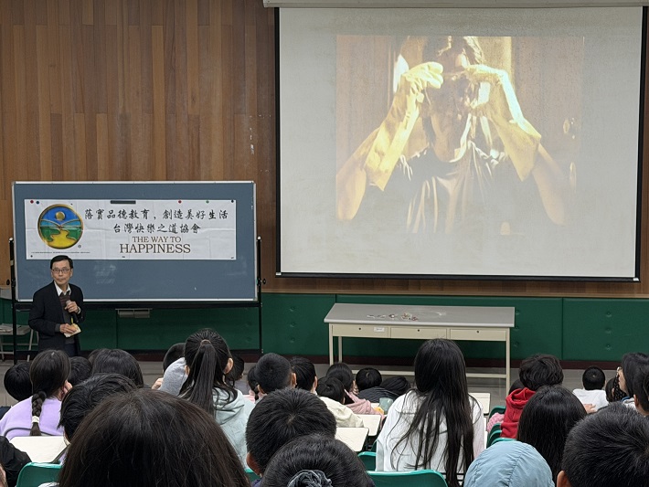 ▲講師透過生活化的案例與互動引導，帶領學生思考品德在日常生活中的重要性。