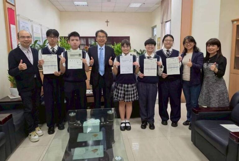 ▲崇仁醫專醫療商務外語科外語實力大爆發！黃財尉校長（左四）、邱筑瑤主任(右一)與在國際英檢中屢創佳績的優秀學子們合影。學生們展現紮實的外語實力，穩步邁向國際舞台。