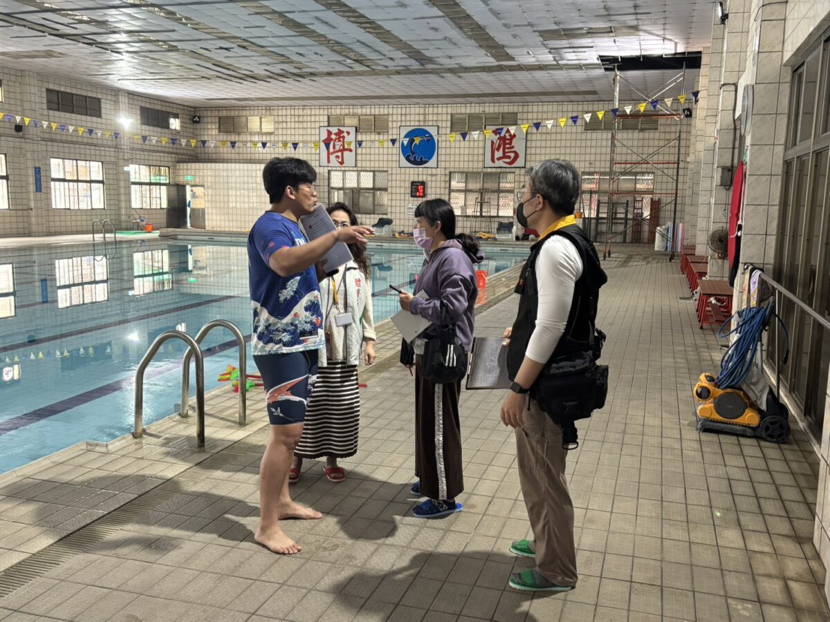 ▲因應昨日臺南市某私人泳池發生天花板掉落,市府於今日進行聯合稽查情形。