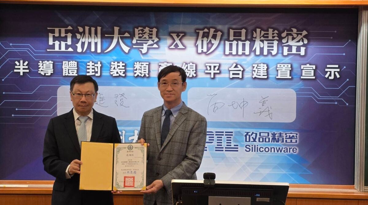 ▲矽品精密行政長簡坤義與亞洲大學校長蔡進發於今(12)日雙方宣示建置高教體系首座「半導體封裝類產線」教學場域。