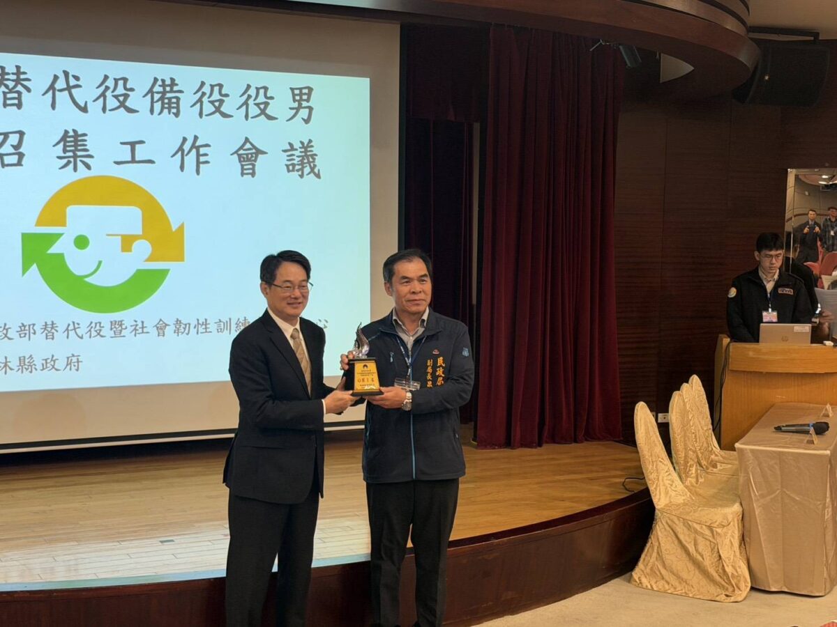 ▲民政局副局長吳明熙接受內政部役政司沈哲芳司長榮譽表揚實彈射擊演訓召集第一名。