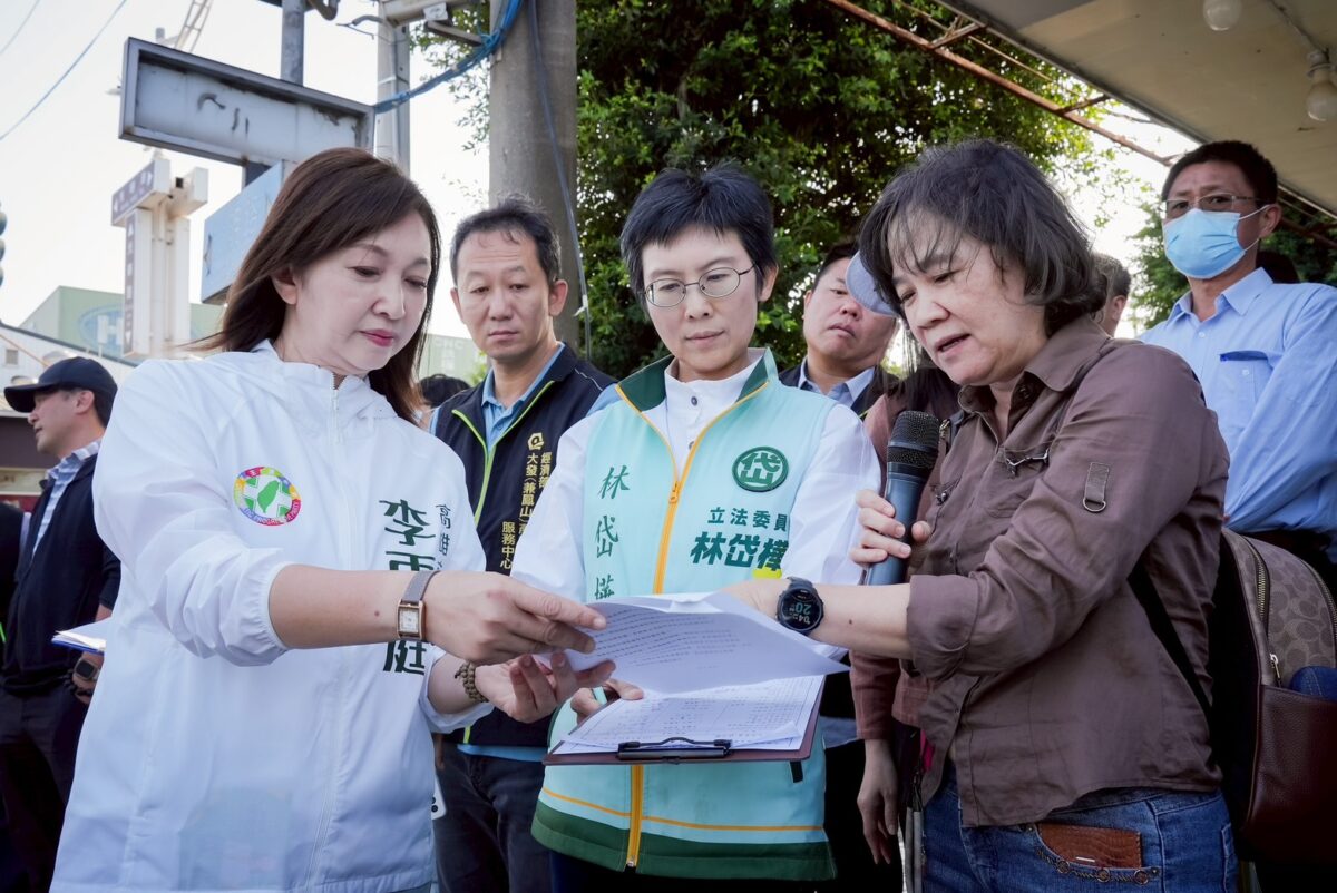 ▲林岱樺、李雨庭攜手視察大寮交通!強力爭取光華光明路口增設機車道,捍衛騎士路權。