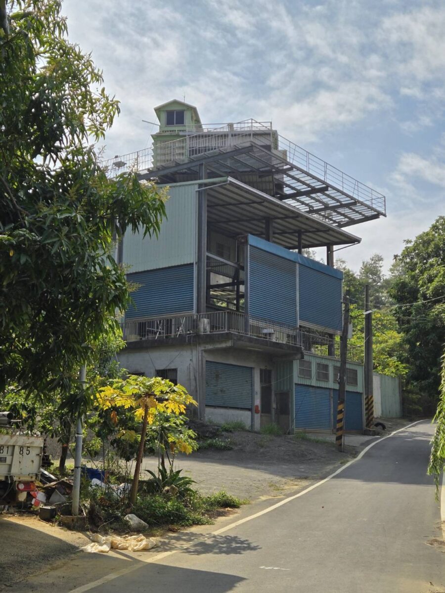 ▲非法佔用戶在現場搭蓋的違建鴿舍