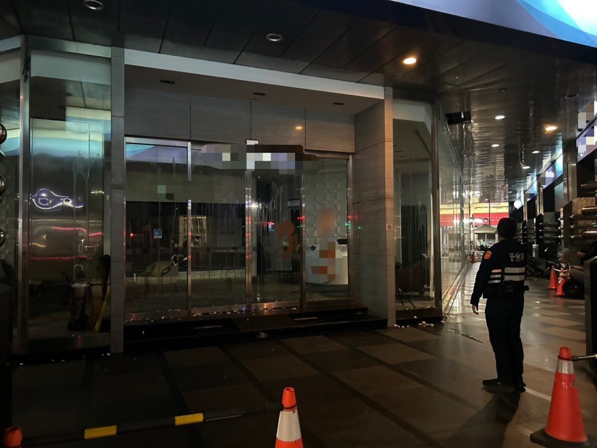 血色潑漆嚇壞住戶！疑理賠糾紛引爆　深夜蛋襲現場曝光