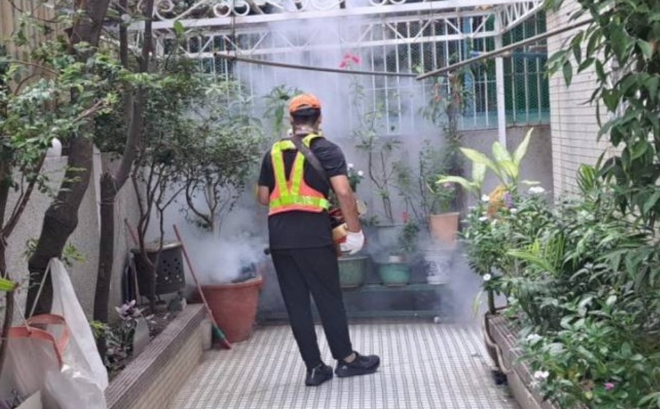 ▲高雄市出現第2例登革熱境外移入個案,防疫團隊針對個案居住地與周邊警戒範圍,啟動噴藥滅蚊等緊急防治工作。