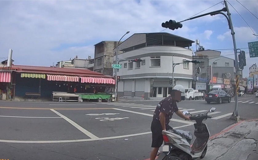 機車故障受困路旁　警即時協助排除民困