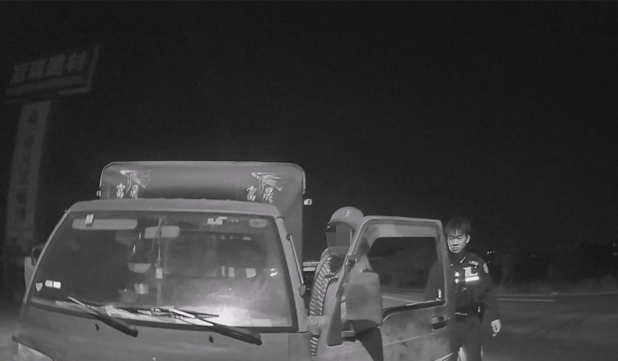 自小貨車深夜未開大燈行駛　警即時攔查提醒確保行車安全