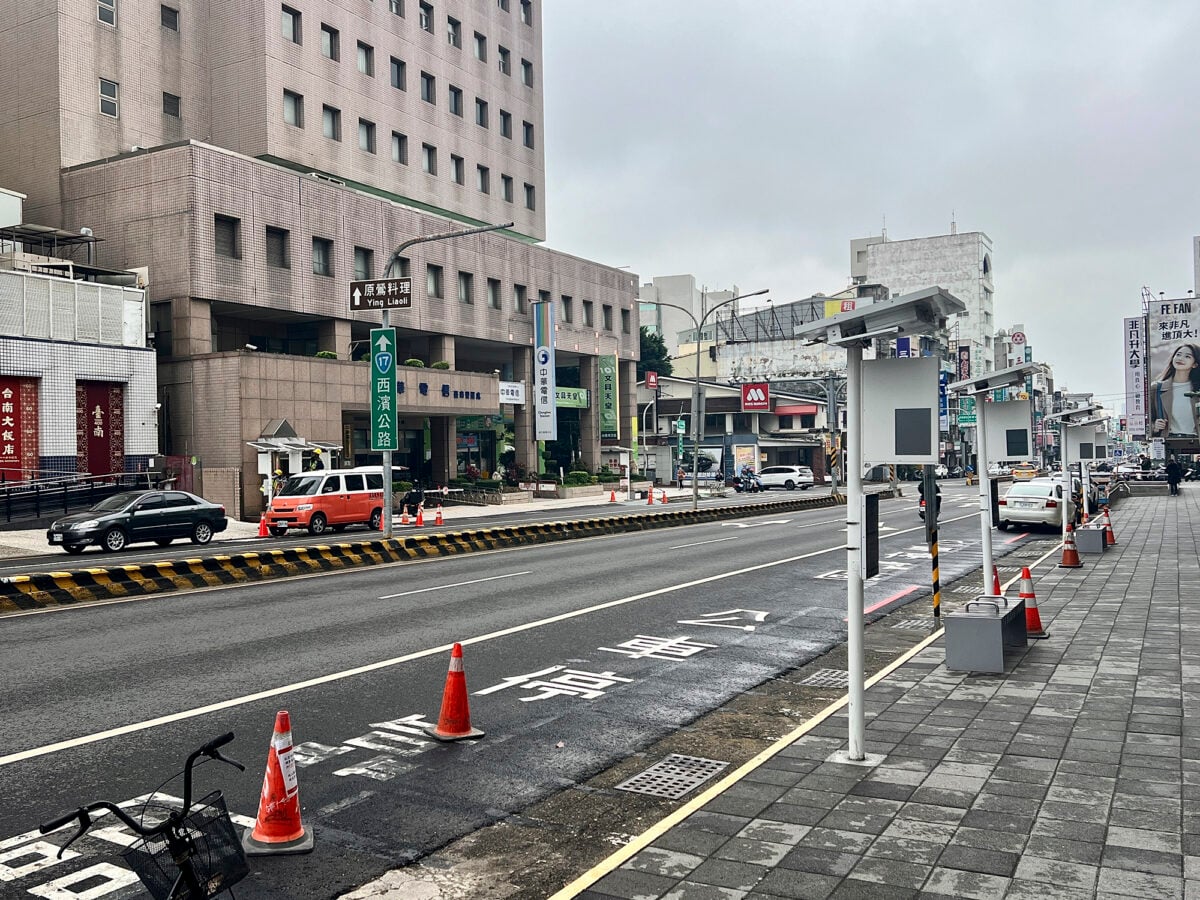 ▲台南火車站站前公車站位遷移至成功路兩側臨時站位，7日起乘客在臨時站位上下車。