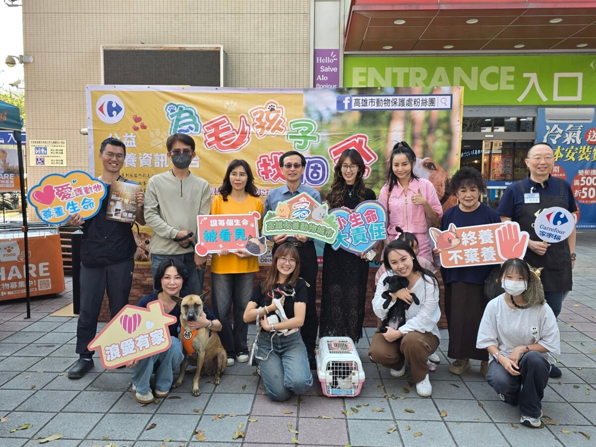 ▲「家」倍幸福、把愛帶回家！高雄動保處攜手家樂福辦認養會，首創「動保讀書角」深化生命教育。