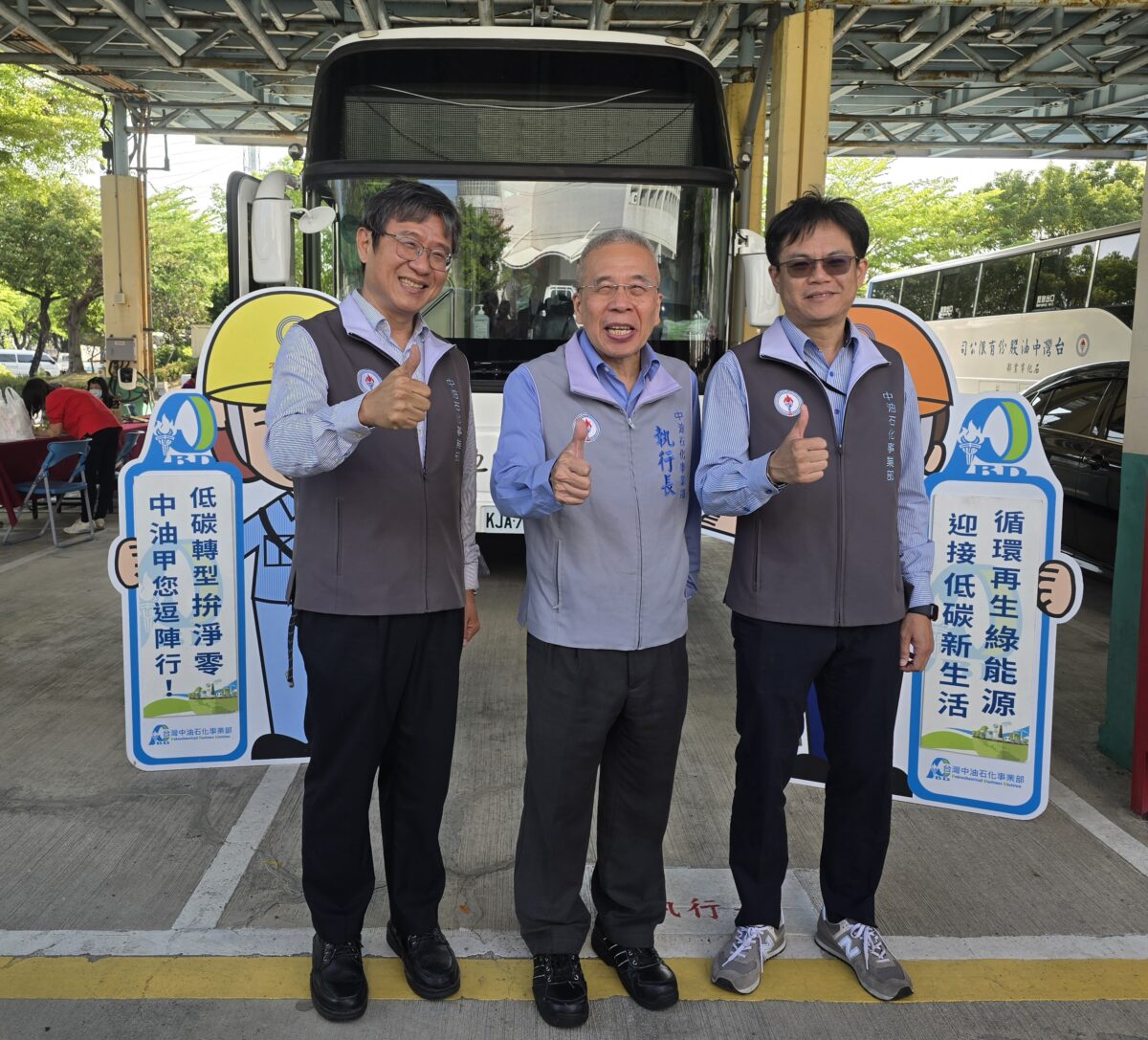▲中油石化事業部黃三泰執行長帶領一級主管前往捐血現場暖心關切號召同仁捐熱血。