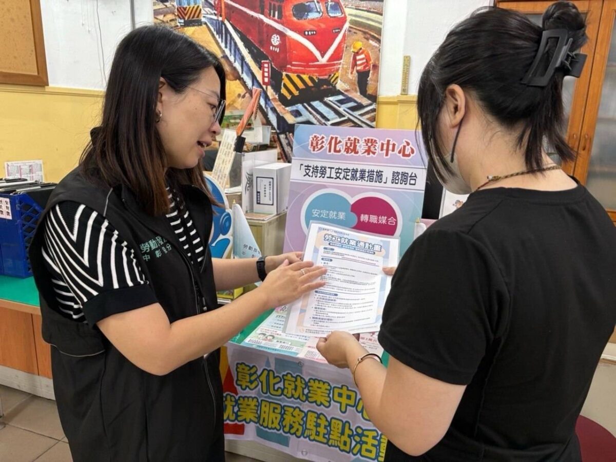 ▲彰化就業中心於市公所駐點向洽公民眾宣導「勞 工就業通計畫」，提供即時諮詢服務。