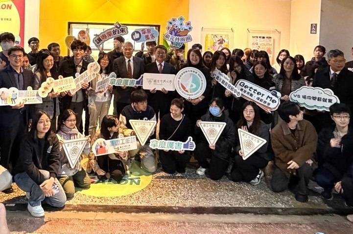 ▲興大「Youth Salon」旗艦館揭牌大合照。
