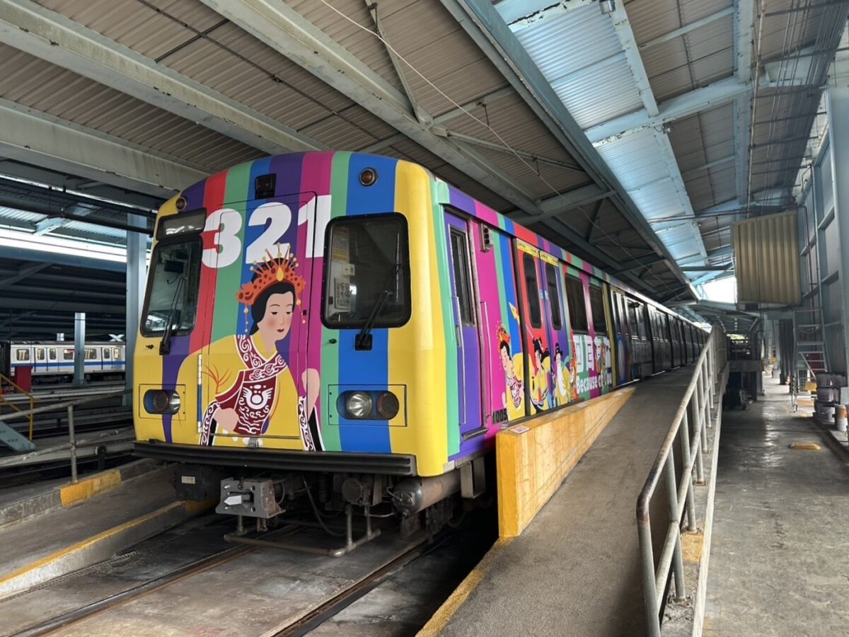 ▲321世界唐氏症日彩繪列車結合台灣在地傳統文化，從車頭、車側到車廂內拉環與隔板，全面換上繽紛設計。