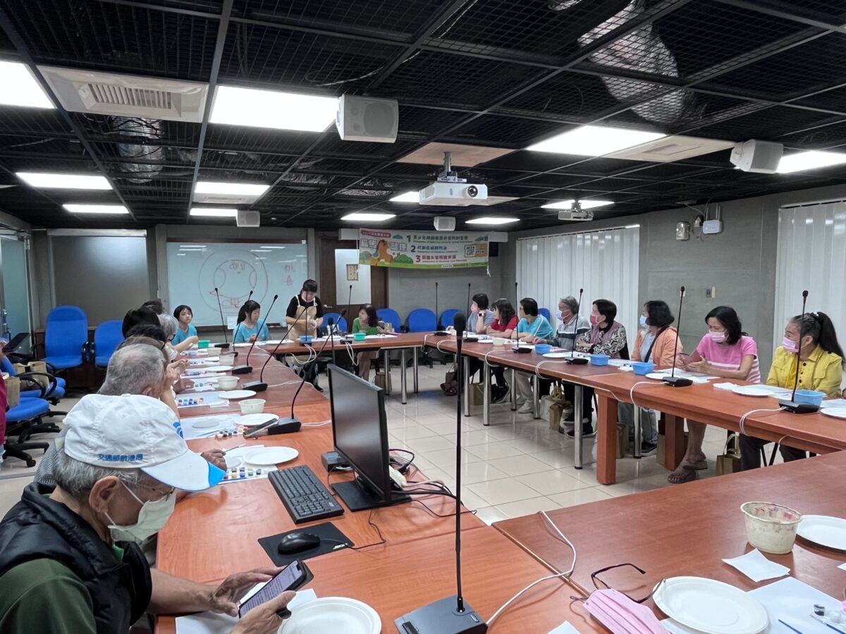 嘉義市家庭照顧者齊聚博物館　彩繪「桃喜」共創城市記憶 