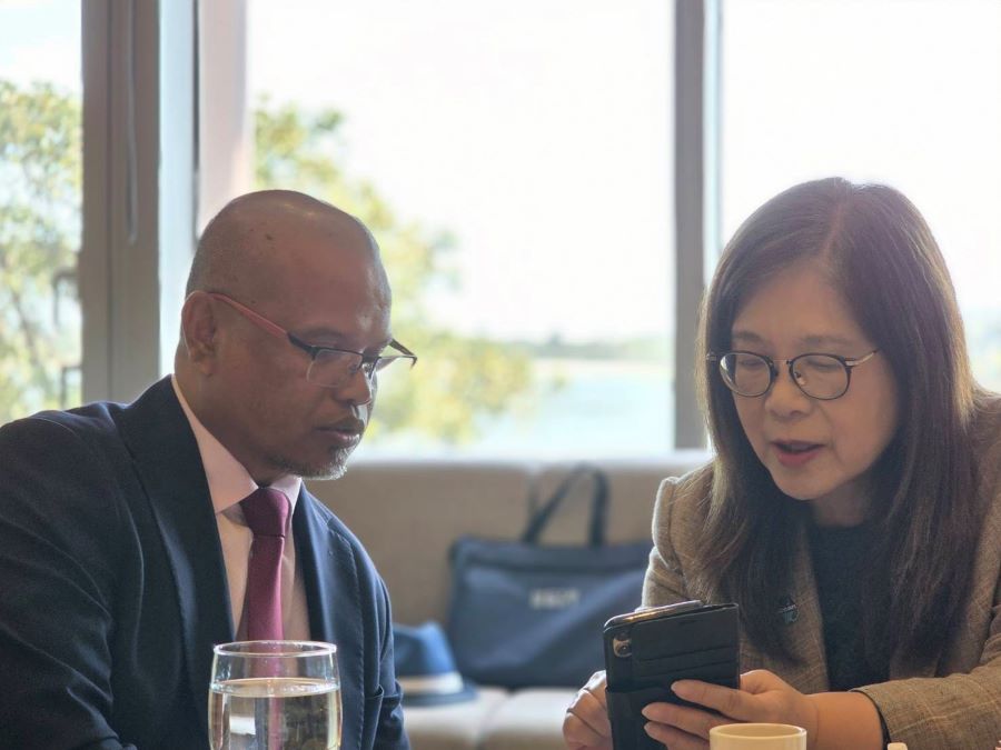▲管主委向帛琉農漁業及環境部長Steven Victor介紹金門海域情形。