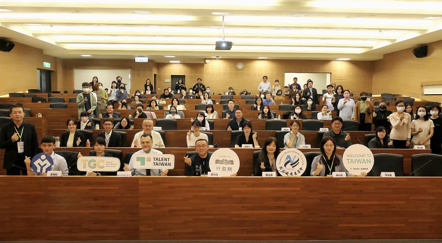 ▲南服中心協同各部會宣導外專法新制說明會大合照。